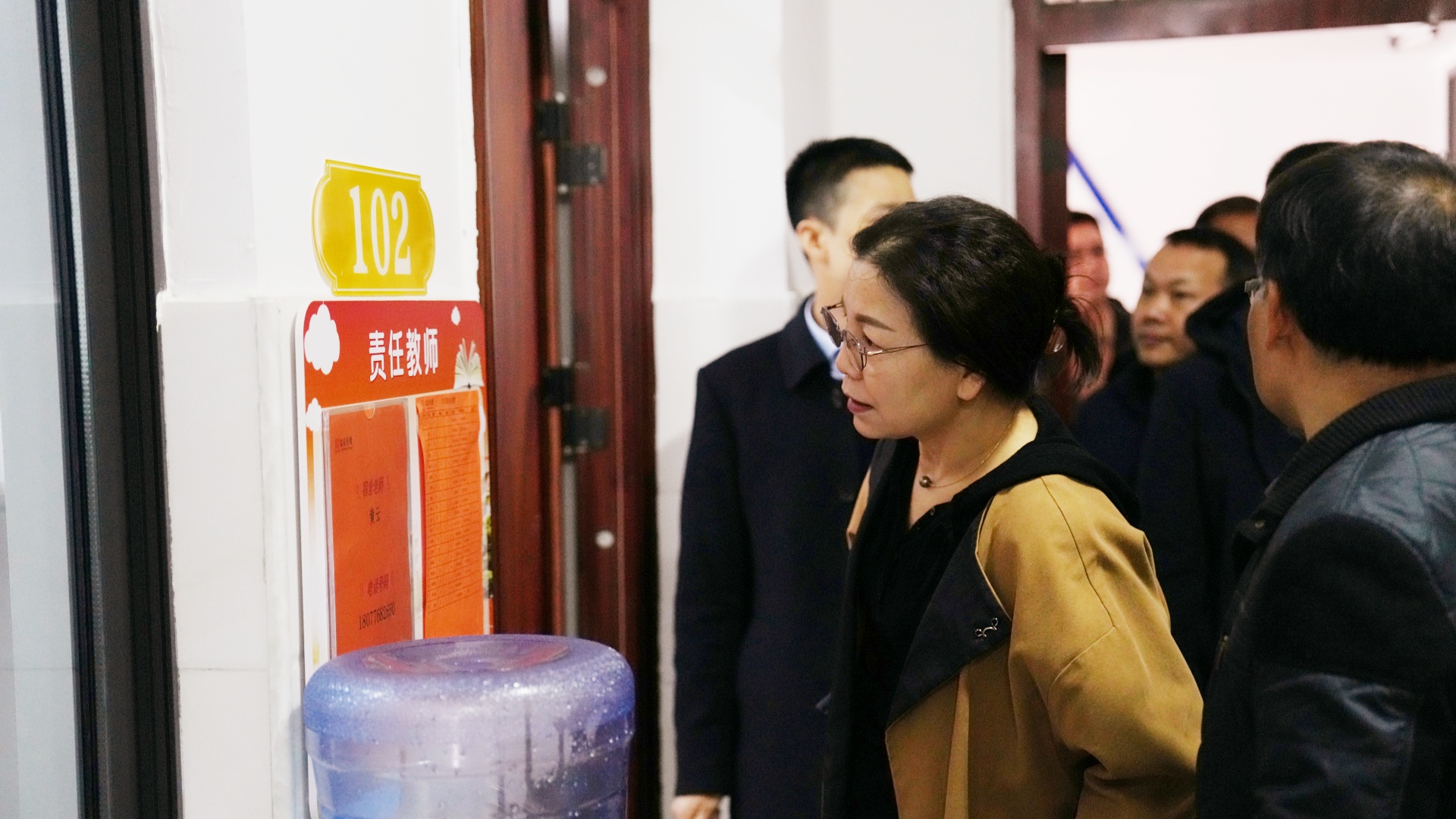 考察組到龍景三小校區(qū)托管樓實(shí)地參觀(guān)2_副本