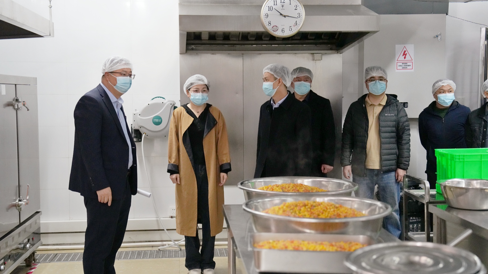 考察組到龍景三小校區(qū)廚房實(shí)地參觀(guān)3_副本